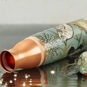 Bouteille d'eau en cuivre imprimé floral vintage, stockage d'eau élégant et sain, bouteille d'eau en cuivre imprimée artisanalement, design traditionnel - Product Image 1