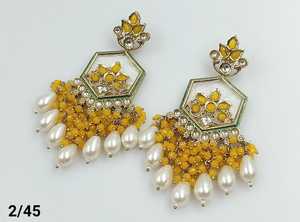 Ensemble de boucles d'oreilles indiennes traditionnelles en Kundan plaqué or avec perles, design élégant et fantaisie pour femmes et filles - Product Image 4