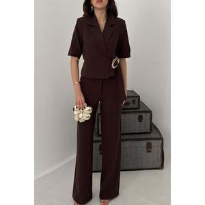 Traje de Chaqueta y Pantalones Marrón con Hebilla Sencilla - Marrón - Product Image 5