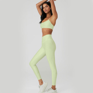 Vente en gros de vêtements de fitness pour femmes couleur menthe ensemble yoga en polyester et spandex pour femmes soutien-gorge basique à 2 bretelles avec leggings de yoga - Product Image 3