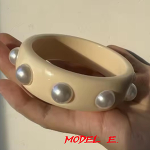 Bracelet jonc en résine épaisse et durable fait à la main pour femmes, bijoux de mode classiques brillants de qualité supérieure, couleur et taille personnalisées disponibles - Product Image 5