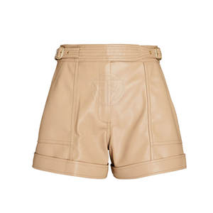 Shorts en cuir écologiques respirants au toucher doux, coupe classique avec une texture lisse et un design confortable - Product Image 1