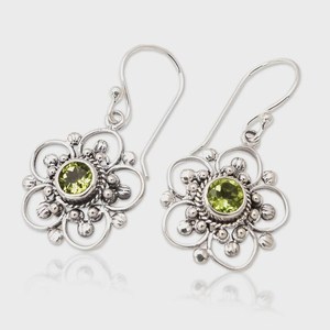Boucles d'oreilles clous péridot en argent sterling plaqué or, motif fleur mignon, pierre de naissance d'août, bijoux élégants, cadeau pour femme, design bohème, pour soirée - Product Image 3