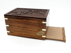 Urna Funeraria de Madera de Primera Calidad para Cenizas de Adultos, Diseño de Árbol y Pájaro con Esquinas de Latón - Product Image 6