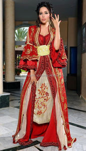 Vestido caftán de dos piezas de color rojo nupcial para niña turca con bordado dorado pesado y trabajo de encaje - Product Image 2