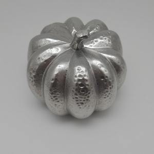 Grande sculpture de citrouille en aluminium avec vernis antique, fabriquée à la main pour apporter un charme festif dans la décoration de luxe d'Halloween - Product Image 1