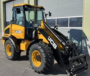 2025 JCB Chargeuse sur pneus 409 Agri SV avec moteur Kohler Stage V et hydraulique à haut débit pour les travaux agricoles et de jardin - Product Image 1