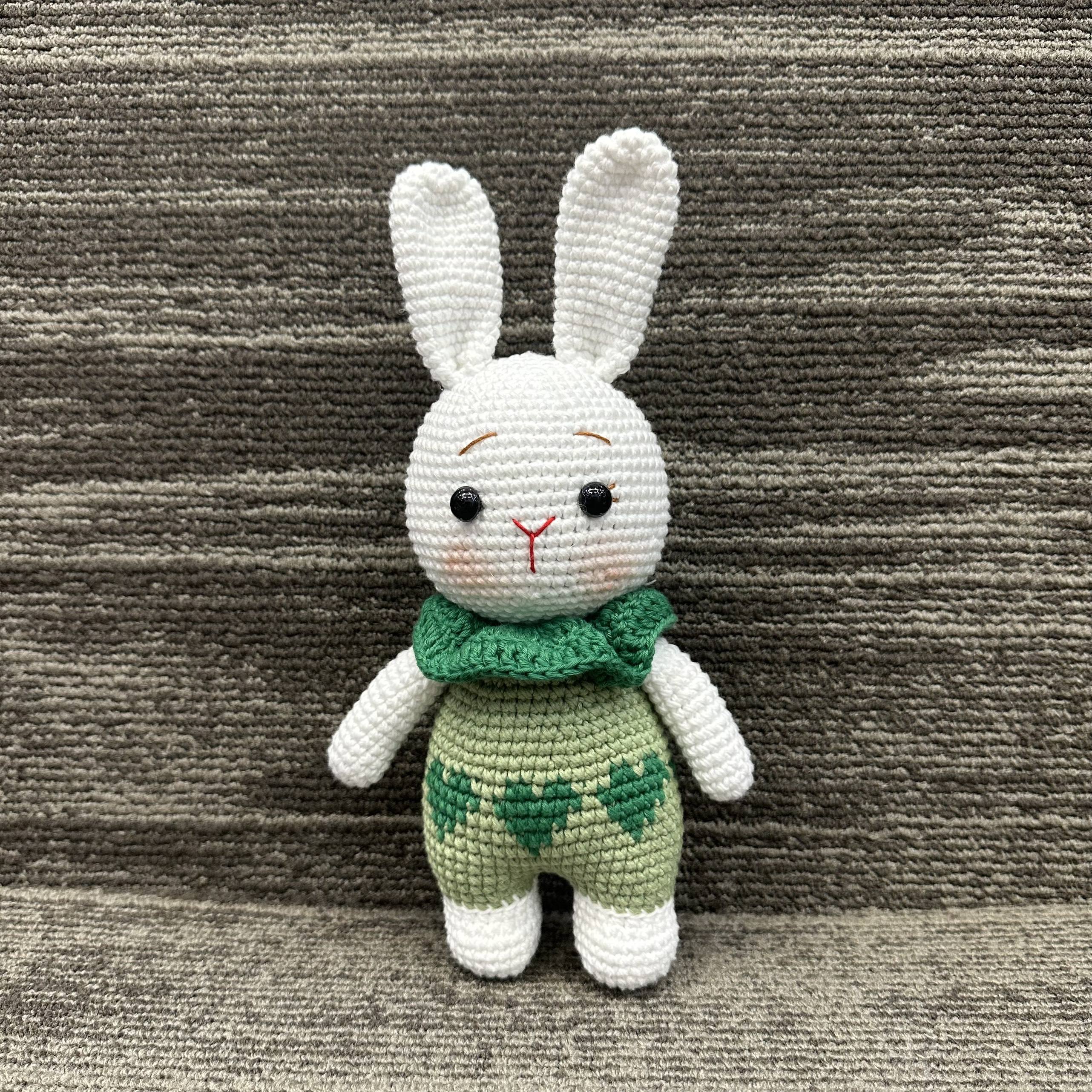 Bunny con vestido verde