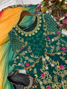 Choli exclusif fantaisie lourd imprimé en georgette avec un style complet Sarara et un volant Dupatta de qualité supérieure au prix de gros - Product Image 4