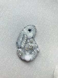 Sac à main charmant en cristal transparent avec un motif de cœur bleu clair contrasté et une longue chaîne argentée, à prix de gros - Product Image 2