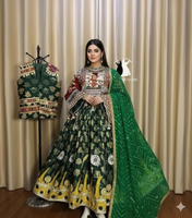 Robe de mariée traditionnelle afghane en velours avec broderies à la main et travail de miroir, et ensemble dupatta vert décontracté