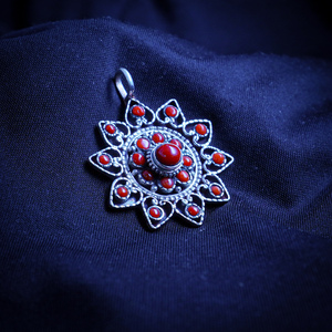 Colgante de diseño de flores de Plata de Ley 925 con colgante de piedra preciosa de carnelina, abalorio de collar, oro de 18K del vendedor y proveedor indio - Product Image 1
