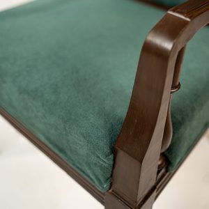 Sillón de inspiración vintage con suave amortiguación verde oscuro y detalles tallados en el respaldo y acabado oscuro para un ambiente tradicional - Product Image 2