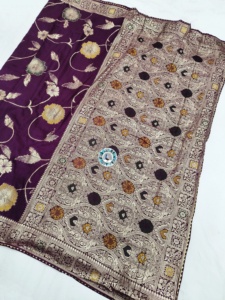 Saree batik en pur coton bloqué à la main avec style floral et géométrique dans des couleurs moyennes et foncées claires pour femme - Product Image 3