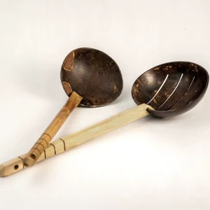 Cuchara de coco ecológica hecha a mano con diseño de concha natural, alternativa reutilizable y sostenible para cubiertos de plástico. - Product Image 1