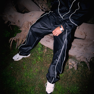 Fabrication sur mesure, combinaison de jogging brodée patchwork, veste zippée en polyester 100% et pantalon en nylon, ensemble coupe-vent - Product Image 4