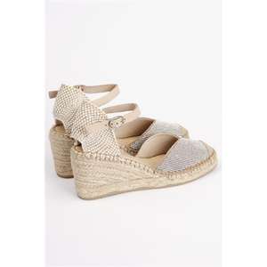 Alpargata cerrada con punta en cuña - Product Image 3