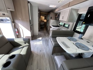 Ventes Perfect-Auction pour camping-car T-h-o-r P-a-l-a-z-z-o 33.5 RV CAMPER 2027 d'occasion moderne, prêt à être expédié - Product Image 2