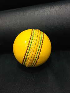 Pelotas de Cricket Amarillas de Alta Calidad para Interiores, Cuero de Aluminio para Entrenamiento Deportivo en Interiores y Partidos al Aire Libre - Product Image 3