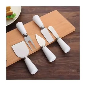 Juego de 4 cuchillos para queso con mango hecho a mano de resina multicolor y vajilla de acero inoxidable - Product Image 4