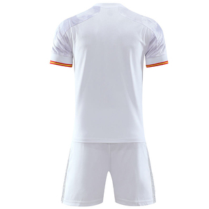 Uniformes de football personnalisés de haute qualité avec des tissus avancés évacuant l'humidité Maillots de football de performance légers - Product Image 6