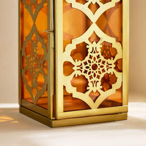 Lanterne porte-bougie marocaine en fer durable avec verre orange pour la décoration de sol à la maison, idéale pour le Ramadan, Noël et Pâques - Product Image 5