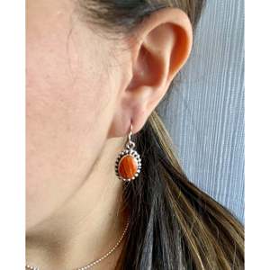 Boucles d'oreilles pendantes Navajo plaquées or, en argent sterling, avec coquille Saint-Jacques et perle Cora, design tendance avec diamants, pour mariages et soirées - Product Image 2