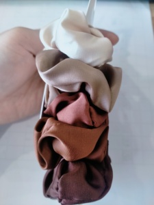 Việt Nam Nhà Máy bắt chước Lụa Scrunchie Tùy Chỉnh Bao Bì Tóc Phụ Kiện Mềm Tóc Ban Nhạc Độ Đàn Hồi Tốt Cho Phụ Nữ Và Kid - Product Image 2