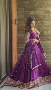 ชุดงานแต่งงานออกแบบสวม lehenga choli กับด้ายและลำดับการทำงาน - Product Image 3