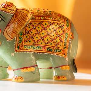Elefante de Aventurina Verde con Arte Meenakari, Diseño Estilo Feng Shui para Ocasiones de Diwali - Product Image 3