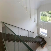 Moderne High-End-Treppe aus Walnussholz mit strap azier fähigem rahmenlosem Glas geländer für den Wohnungs gebrauch