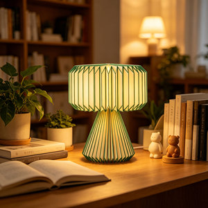 Lampe de table pliable en origami faite à la main, abat-jour en papier au design moderne, idéale pour la chambre à coucher, la salle de lecture, la décoration d'hôtel - Product Image 1