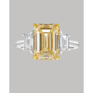Anillo de Compromiso con Corte Esmeralda de 4.05 Ct en Amarillo Claro VS1 con Diamantes Laterales de Corte Escalonado Trapezoidal de 0.63 Ct VS1 y Diamante Central - Product Image 4