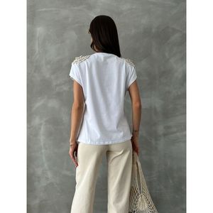 เสื้อยืดลูกไม้สีขาวสำหรับผู้หญิง ยี่ห้อ Topshow ขายส่ง - Product Image 1