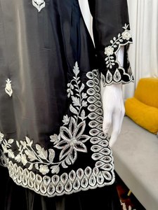 Impresionante tela de seda pura de color negro, estilo liso y elegante, corte recto, borde tradicional indio, a precio de mayoreo. - Product Image 2