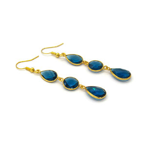 Boucles d'oreilles pendantes bohèmes en topaze bleue de Londres en forme de fleur pour mariage |   Bijoux faits à la main en laiton plaqué or 18 carats sertis dans un cadre - Product Image 2
