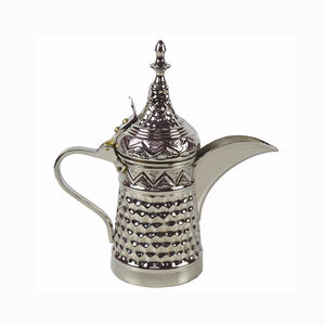 Grande cafetière arabe en laiton antique, design oriental turc, cafetière arabe en laiton antique Chairish - Product Image 2
