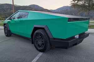 2024 Foundation Series Sin Reserva 250 300Ps Motor Dual AWD Volante a la Izquierda Asientos de Cuero Algunas Modificaciones - Product Image 3