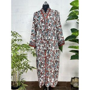 Robe de plage Kimono en soie style bohème, motif floral blanc et marron, cadeau de luxe pour anniversaire, pour femme, 1 pièce - Product Image 1