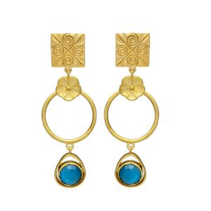 Pendientes de gota circulares en tono dorado con flor y piedra preciosa de cuarzo azul - Product Image 1