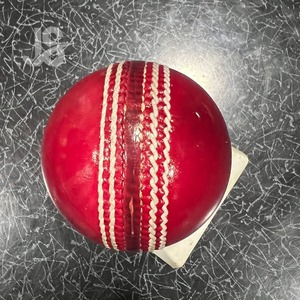 Balón de críquet internacional rojo de cuero cosido a mano - Product Image 3