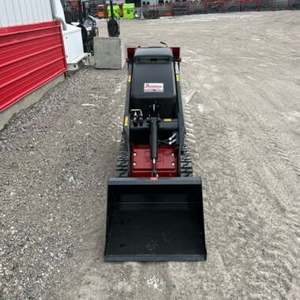 รถตักล้อยาง Toro TX525 มือสอง สีแดง เครื่องยนต์เบนซิน 75 กิโลวัตต์ ความจุบุ้งกี๋ 6.45 ลูกบาศก์เมตร สำหรับงานจัดสวนและก่อสร้างอเนกประสงค์ - Product Image 3