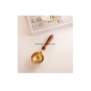 Infuseur à thé décoratif de cuisine plaqué or en laiton pur qualité de luxe meilleur vendeur passoire à thé décorative pour la maison avec manche en bois - Product Image 1