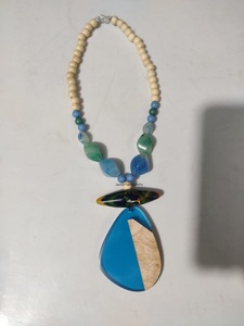 Collar con cuentas de resina hecho a mano para mujeres y niñas, diseño personalizable con forma de gota de agua y cadena de cuerda - Product Image 5