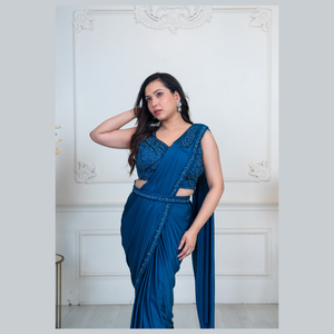 Venta caliente Listo para usar Saree en tela de cristal líquido azul profundo con hilo artístico y detalles a mano de La India al por mayor - Product Image 3