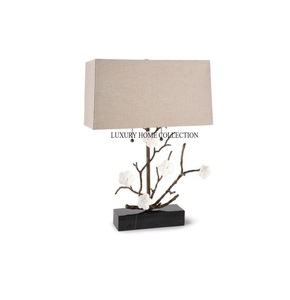 Lámparas de mesa de diseño minimalista moderno con acabados metálicos elegantes para interiores de casas contemporáneas y un ambiente acogedor y elegante - Product Image 1