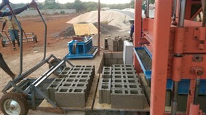 Máquina semiautomática de fabricación de bloques huecos de potencia hidráulica de 11 KW con cojinete de caja de cambios de motor de - Product Image 2