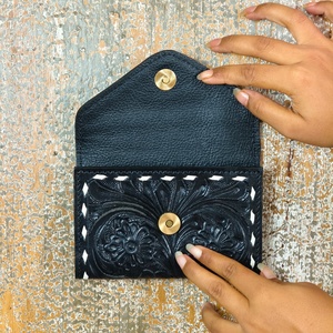Tarjetero de Cuero 100% Genuino, Tallado a Mano con Diseño Floral y Patrón a Cuadros, Mini Cartera de Bolsillo para Tarjetas - Product Image 3