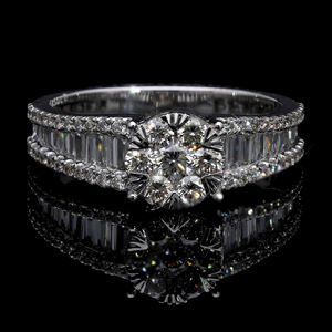 แหวนทอง14K ประดับเพชรธรรมชาติทรงง่ามและมีการตั้งค่าช่องบาแกตต์เพื่อความแวววาวอย่างสง่างาม - Product Image 2