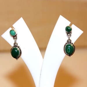 Boucles d'oreilles pendantes artisanales en argent sterling 925 du Népal avec malachite, élégantes pour un cadeau de studio de yoga - Product Image 1